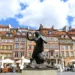 ワルシャワ旧市街（Warsaw Old Town）の市場広場に立つワルシャワの人魚像（Mermaid of Warsaw）とカラフルなタウンハウス