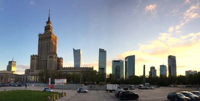 夕陽に染まるポーランド首都ワルシャワの市街地