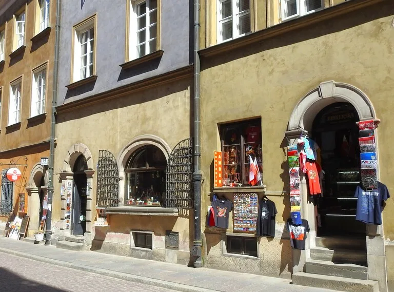 ワルシャワの旧市街とお土産物を売るお店