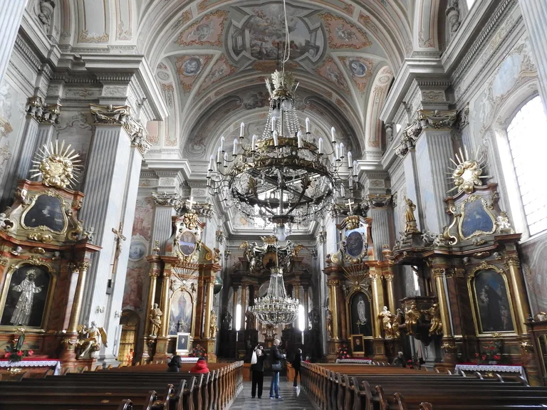 バロック装飾が施されたポーランドの聖アンナ教会内部、華やかな祭壇とシャンデリアが並ぶ荘厳な空間