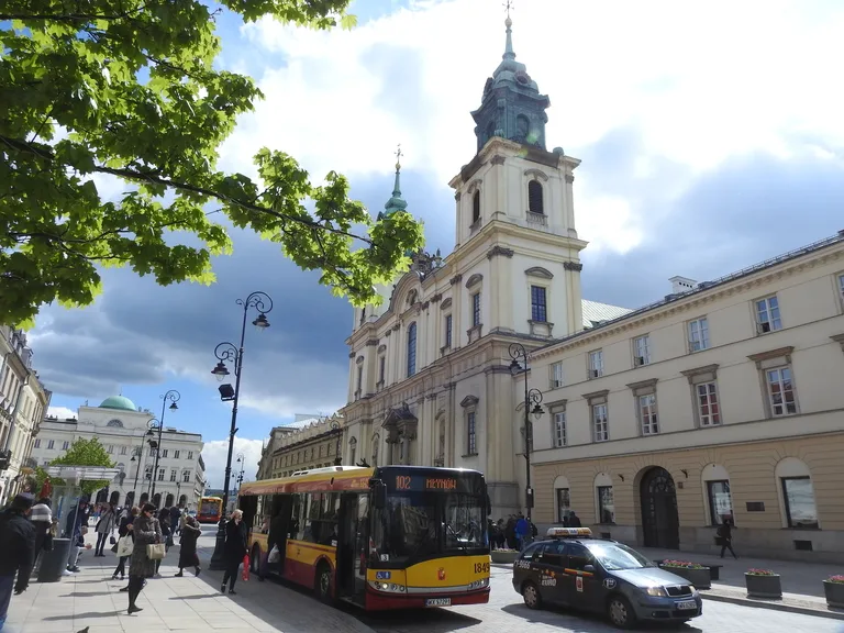 ポーランドのワルシャワにある聖十字架教会(Holy Cross Church)前の通りを行き交うバスやタクシー