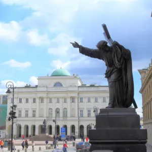 ワルシャワの聖十字架教会（Holy Cross Church）の入口に立つキリスト像