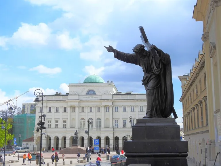 ワルシャワの聖十字架教会(Holy Cross Church)の入口に立つキリスト像