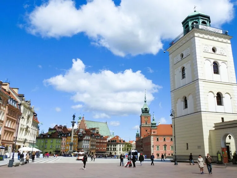 ワルシャワ(Warsaw)の旧市街とシンボル的な建物が並ぶ風景