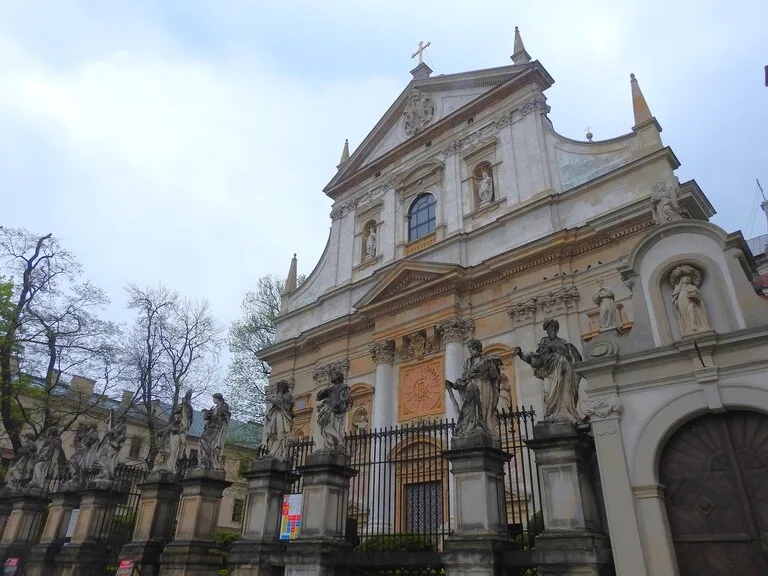 ポーランドの古都クラクフにある聖ペテロ聖パウロ教会の正面ファサード