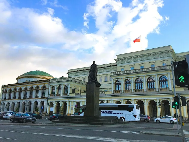 ポーランドの首都ワルシャワにあるヴェルキ劇場と、ポーランド国旗が掲げられたテアトルニ広場