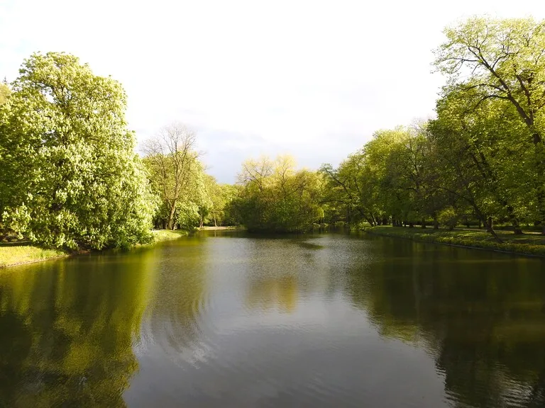 ポーランドの美しい湖水地方の風景