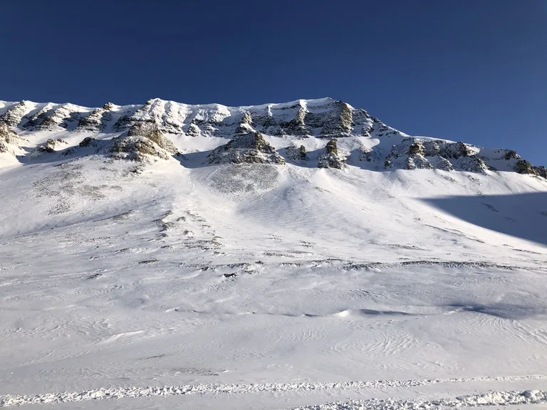 スバールバル諸島最大の島、スピッツベルゲン島(Spitsbergen)の壮大な雪山の風景