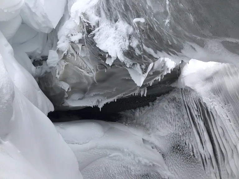 スピッツベルゲン島の氷の洞窟の中の風景