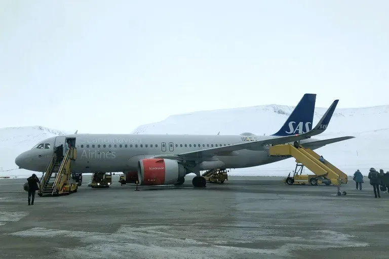 ロングイェールビーン空港に到着したSASの航空機
