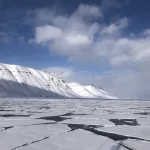北極フィヨルドBillefjordenの奥に広がる雪山と海氷の景色