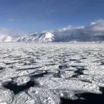 北極フィヨルドBillefjordenの奥に広がる雪山と海氷の景色