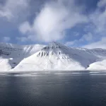 北極海クルーズ船からみたフィヨルドと雪山の風景