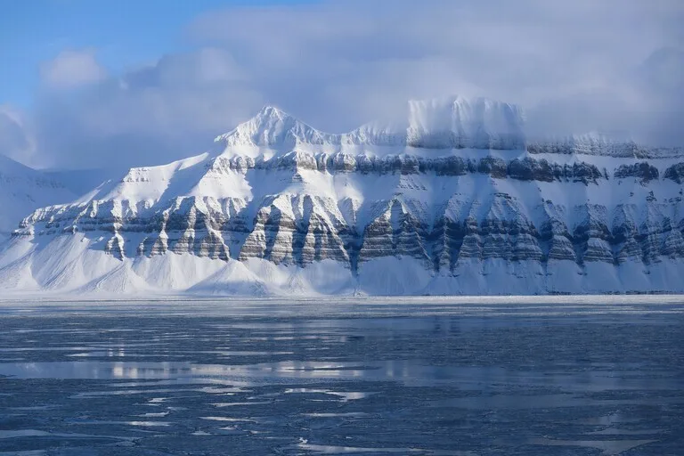 Fjord-cruise to Billefjordenで北極海をクルーズする船から見えるビレフィヨルドの景色