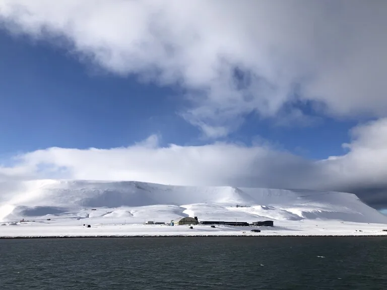 北極海クルーズ船からみたロングイェールビーン空港の風景