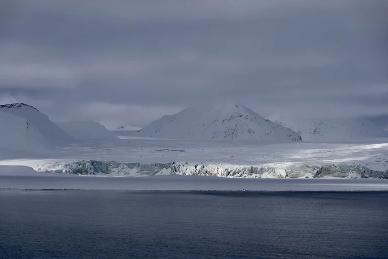towards Esmark Glacier & Barentsburgクルーズで近づくEsmark Glacierの青い氷河 in Svalbard