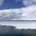 スヴァ―ルバル諸島の北極海をクルーズする船から見えるIsfjorden(イスフィヨルド)の雪山と氷片の浮かぶ海