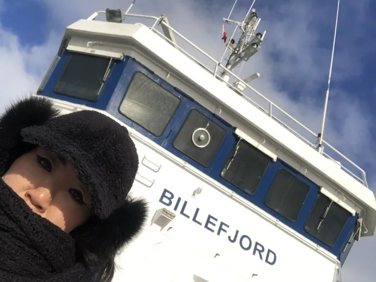 氷河を観察する北極海クルーズ船と観光客