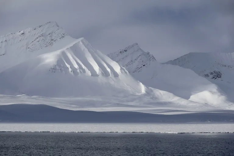 北極海をクルーズする船から見えるIsfjorden(イスフィヨルド)の景色