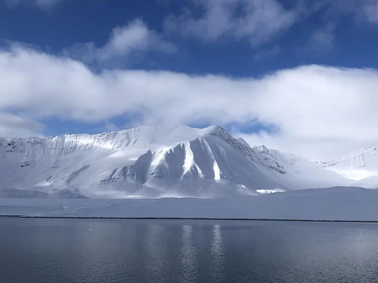 北極海をクルーズする船から見えるIsfjorden(イスフィヨルド)の景色