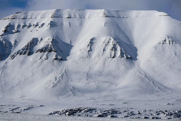 Spitsbergen島の切り立った崖とフィヨルドの氷河地形