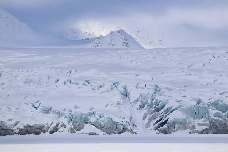 エスマルク氷河( Esmark Glacier )の青い氷壁 in Svalbard