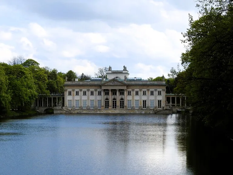 ワルシャワのラジエンキ公園（Łazienki Park）にある水上宮殿