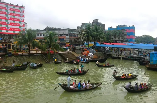 バングラデシュの首都ダッカの港でボートに乗っている人々