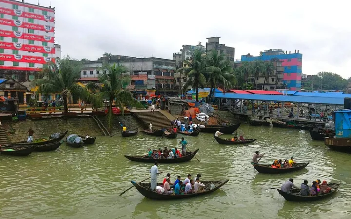 バングラデシュの首都ダッカの港でボートに乗っている人々