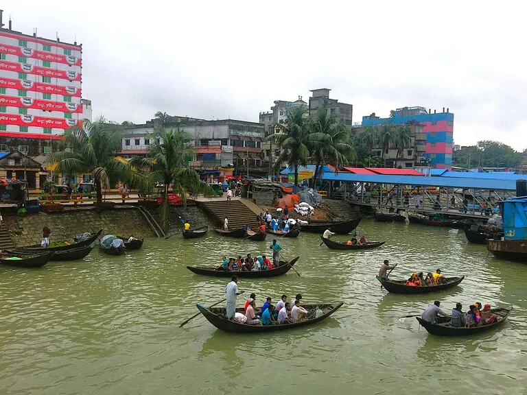 バングラデシュの首都ダッカの港でボートに乗っている人々