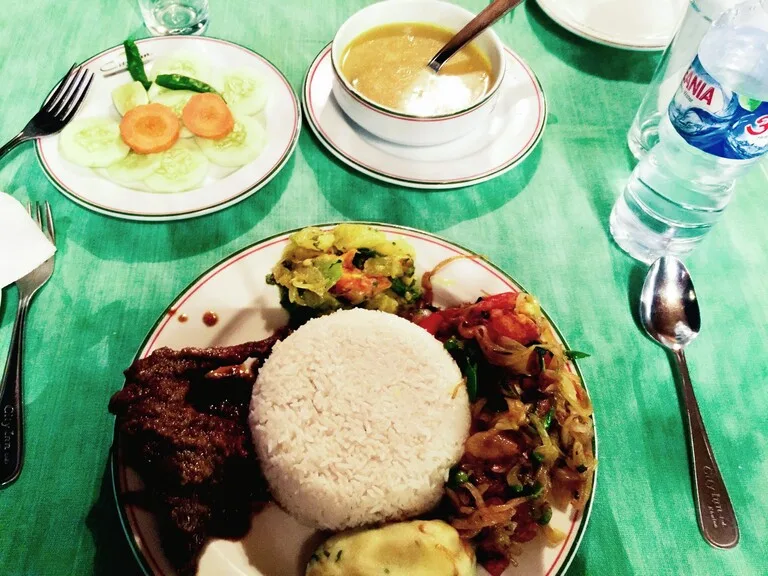 バングラデシュの料理、ダール豆のスープとご飯と野菜