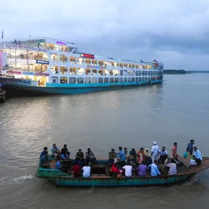 バングラデシュの首都ダッカにあるスワドールガート(Sadarghat Ferry Terminal)のフェリーとボート