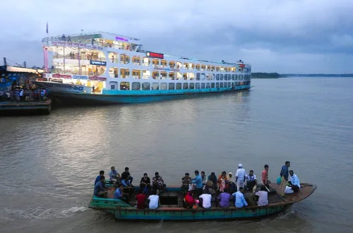 バングラデシュの首都ダッカにあるスワドールガート(Sadarghat Ferry Terminal)のフェリーとボート