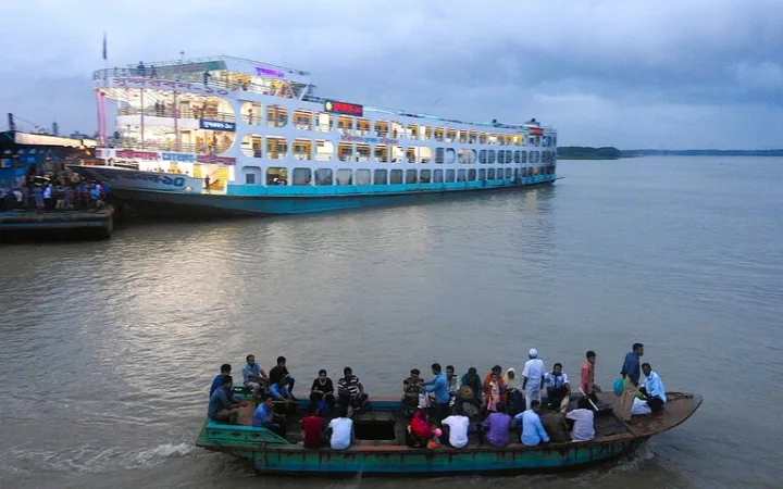 ãã³ã°ã©ãã·ã¥ã®éŠéœããã«ã«ããã¹ã¯ããŒã«ã¬ãŒãïŒSadarghat Ferry TerminalïŒã®ãã§ãªãŒãšããŒã