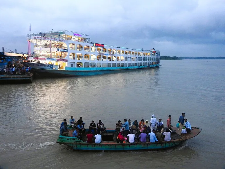 バングラデシュの首都ダッカにあるスワドールガート(Sadarghat Ferry Terminal)のフェリーとボート