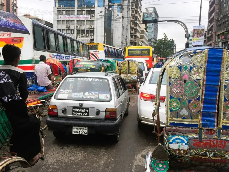 バングラデシュの首都、ダッカの渋滞の様子