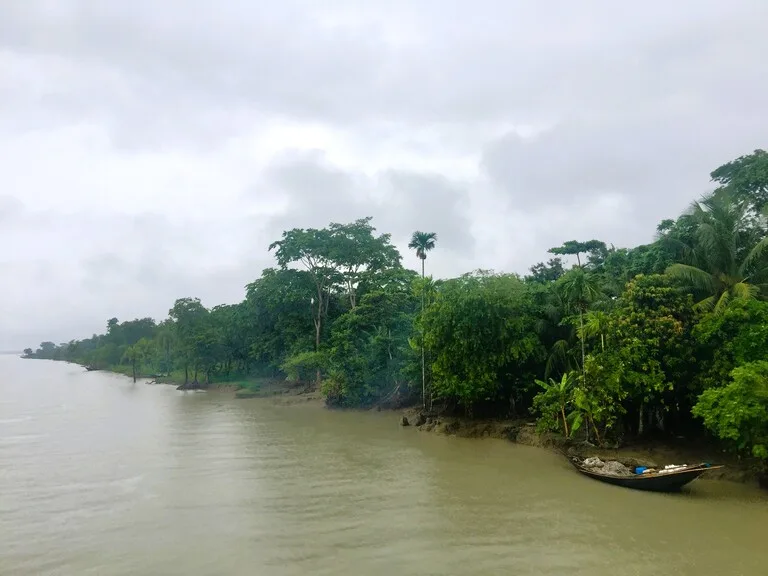 バングラデシュのデルタと曇り空