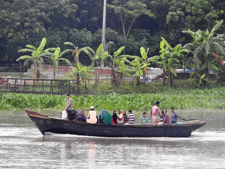 バングラデシュのデルタとボートに乗った人たち