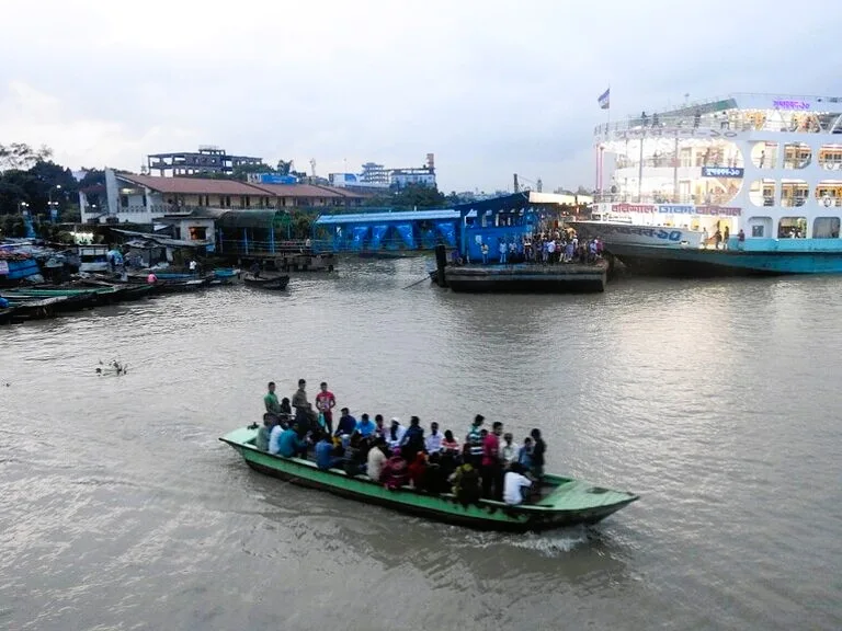 バングラデシュの首都ダッカにあるスワドールガート(Sadarghat Ferry Terminal)