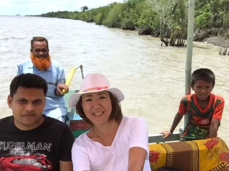 バングラデシュの世界遺産シュンドルボン国立公園へ向かうボートでガイドや船頭さんと記念撮影