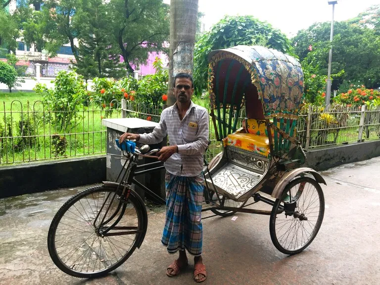 バングラデシュの首都ダッカの自転車タクシー