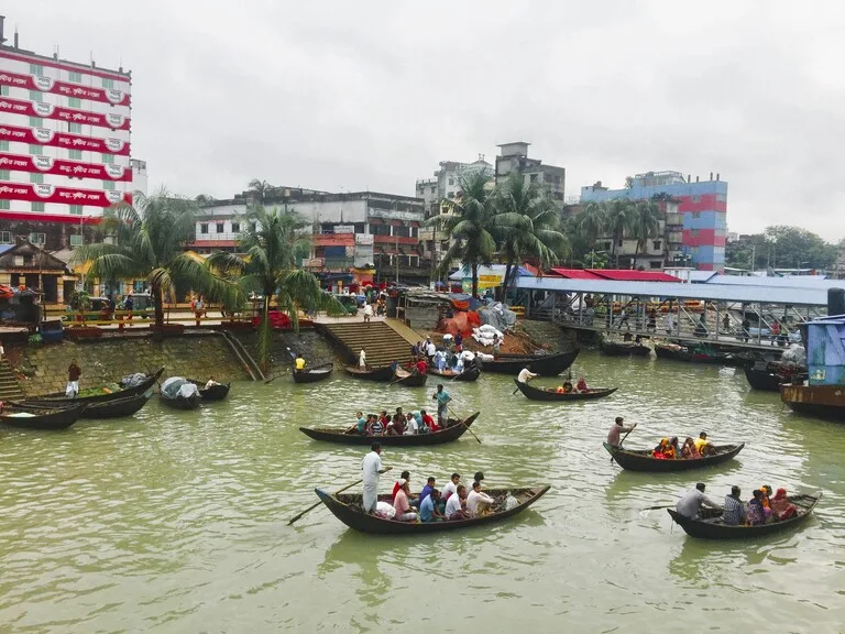 ダッカの港スワドールガート(Sadarghat Ferry Terminal)でボートが行き交う様子