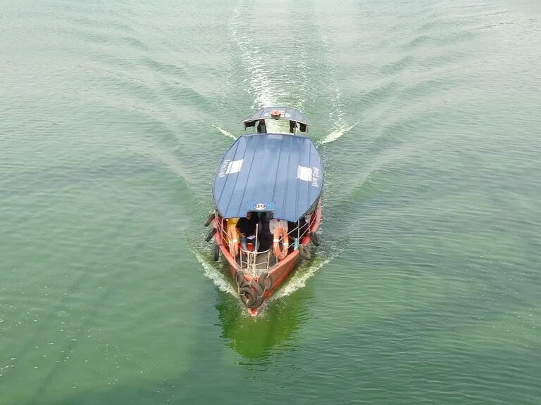 バングラデシュの首都、ダッカにあるハティルジール湖(Hatirjheel)の遊覧船