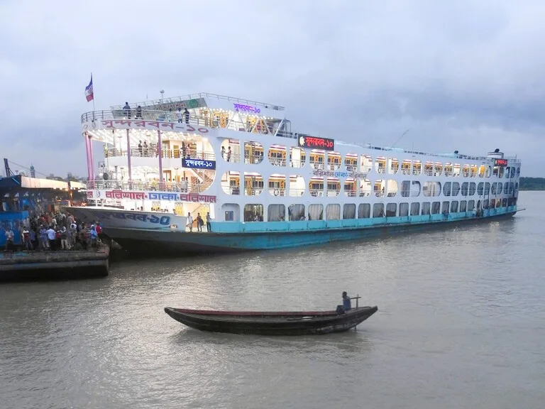 バングラデシュの首都ダッカにあるスワドールガート(Sadarghat Ferry Terminal)