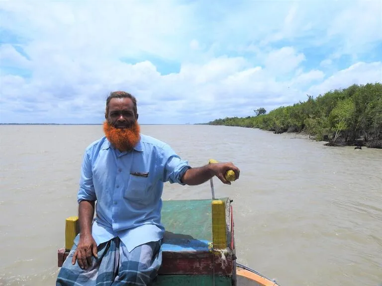 バングラデシュのオレンジのひげがおしゃれなモスリムのおじさん
