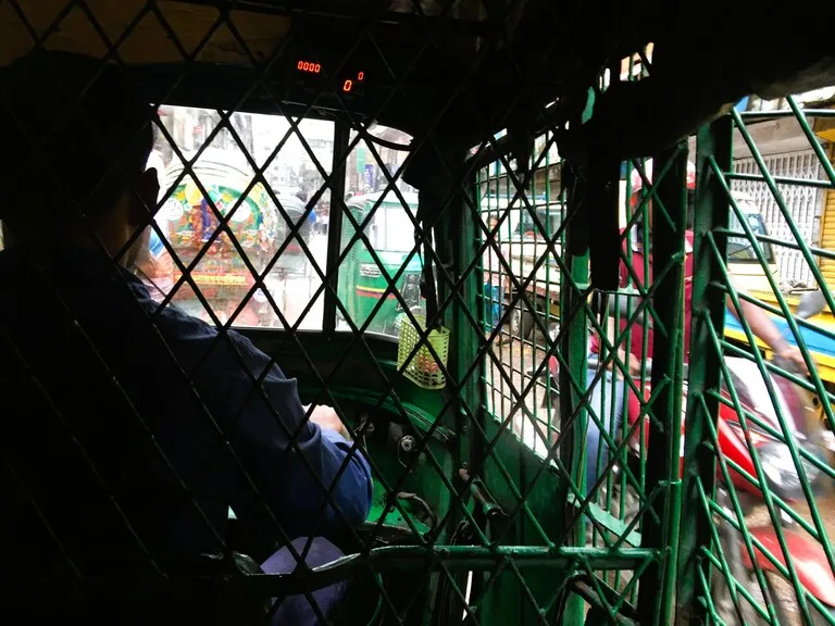 バングラデシュのダッカを走るバイクタクシーの中からの風景