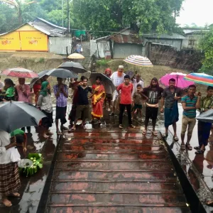 船着き場に集まった見送りの人たち