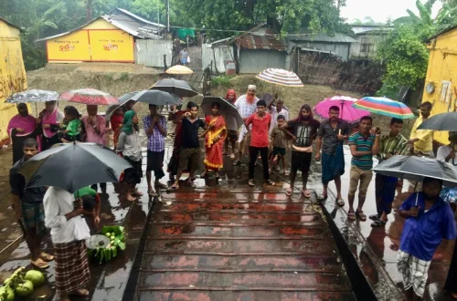 船着き場に集まった見送りの人たち