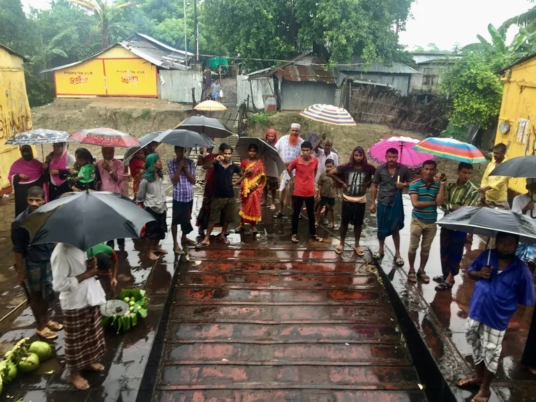 船着き場に集まった見送りの人たち