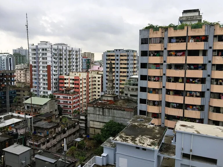 バングラデシュの首都ダッカの高層ビルの風景